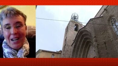 Saca el féretro de su madre de la Iglesia después de que el cura se niegue a oficiar la misa en castellano