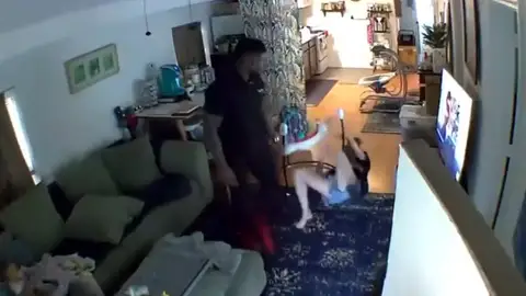 Salvaje agresión de un exjugador de la NFL a su pareja delante de su hijo de 5 meses Salvaje agresión de un exjugador de la NFL a su pareja delante de su hijo de 5 meses