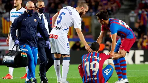 Anuncian la retirada del 'Kun' Agüero y el Barça la desmiente: "La noticia es falsa" Anuncian la retirada del 'Kun' Agüero y el Barça la desmiente: "La noticia es falsa"