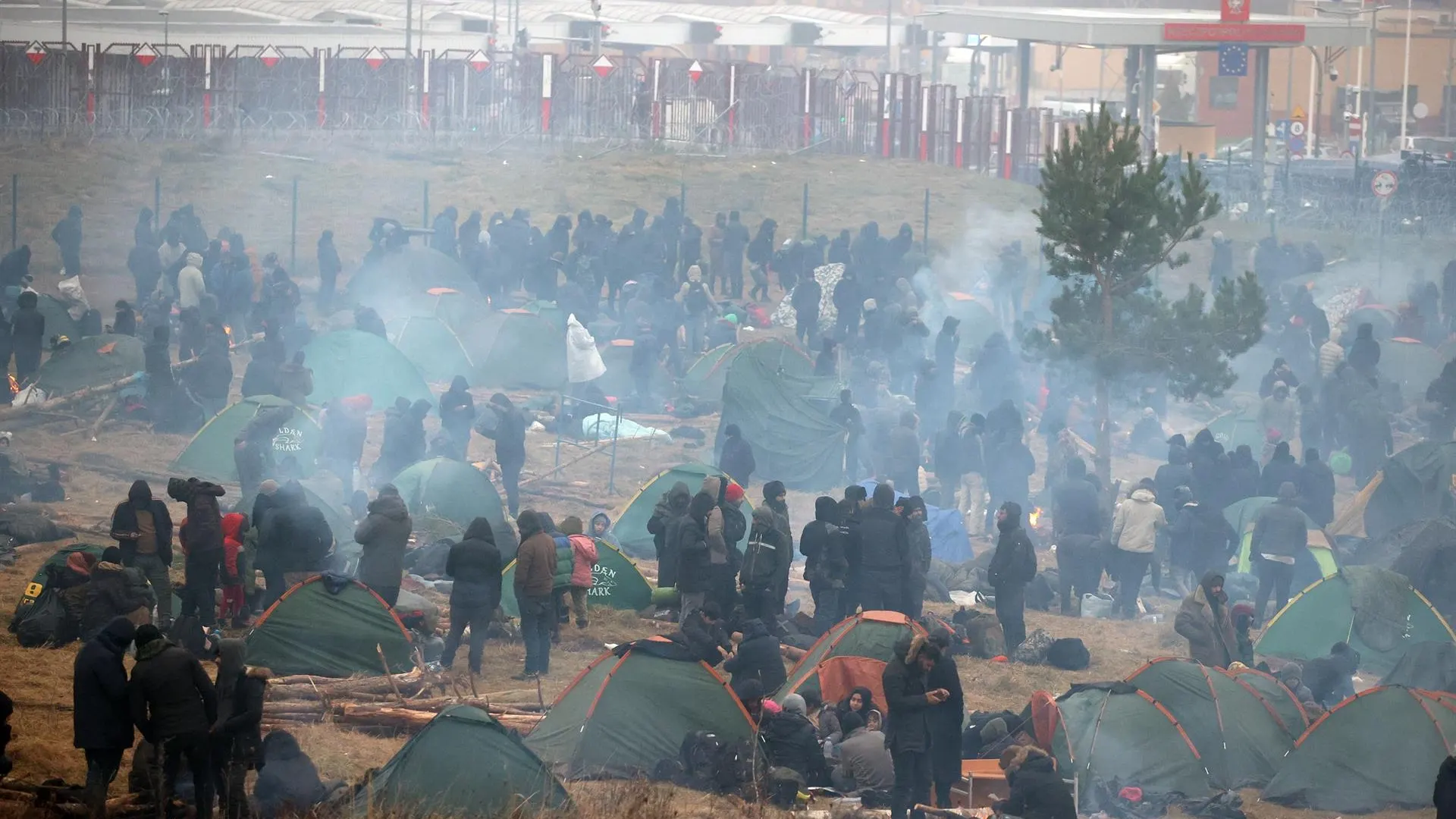 Intento masivo de entrar por la fuerza a Polonia a través de la frontera bielorrusa ONG polacas prestan ayuda a migrantes en la frontera