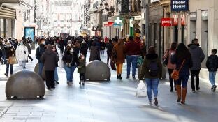 Gente en la calle con mascarillas en v&iacute;spera de Navidad