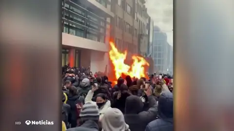 Graves disturbios en una manifestación contraria a las medidas por el coronavirus en Bélgica Graves disturbios en una manifestación contraria a las medidas por el coronavirus en Bélgica