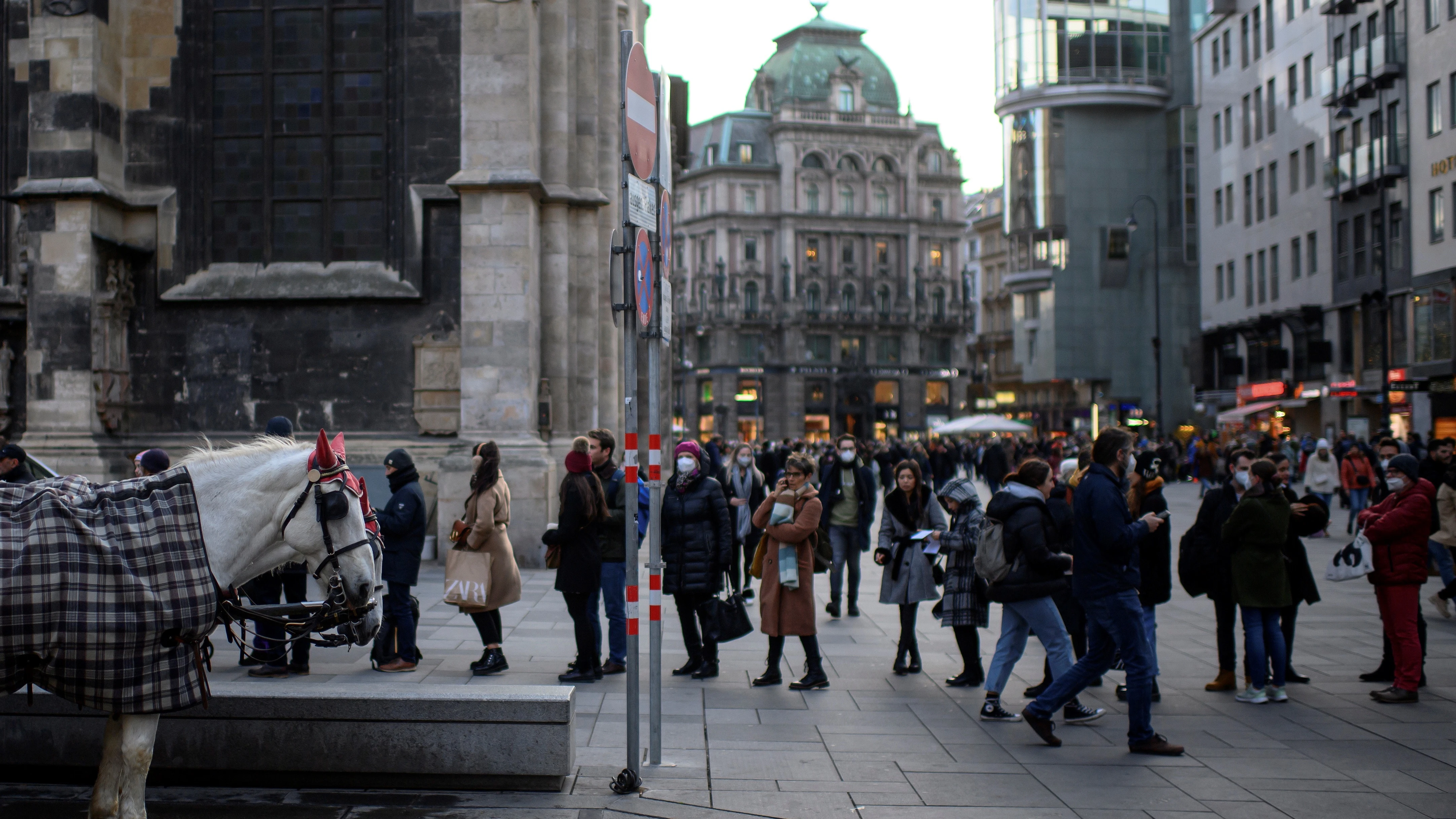 Mercadillos y restaurantes llenos en Viena horas antes del cuarto confinamiento