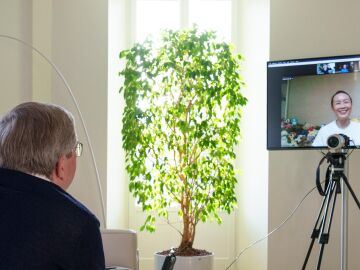 El presidente del COI habla con Peng Shuai por videollamada: "Está bien" 