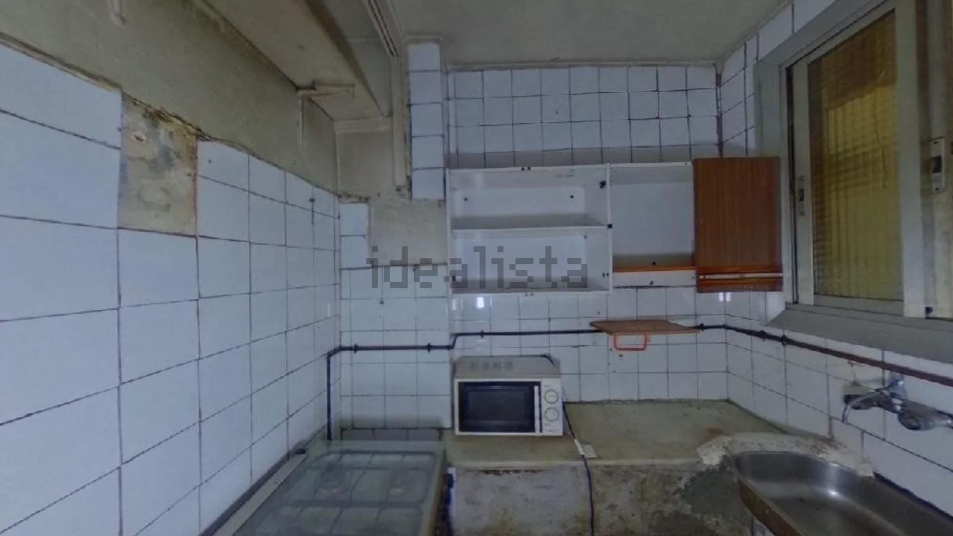 Humedades y habitaciones sin terminar de construir, un nuevo piso en Idealista en Barcelona