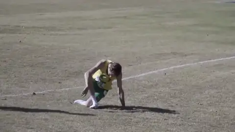 La impactante imagen del corredor Cooper Teare colapsando en línea de meta La impactante imagen del corredor Cooper Teare colapsando en línea de meta