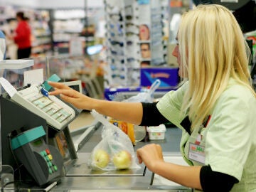Empleada trabajando en un supermercado
