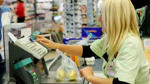 Empleada trabajando en un supermercado Empleada trabajando en un supermercado