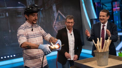 ¿Cómo hacer fuego con solo un lápiz y tu coche?