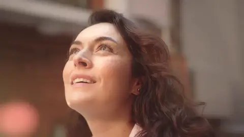 Safiye se atreve a salir a la calle y afronta todos sus miedos junto a Naci Mejores momentos | Capítulo 37