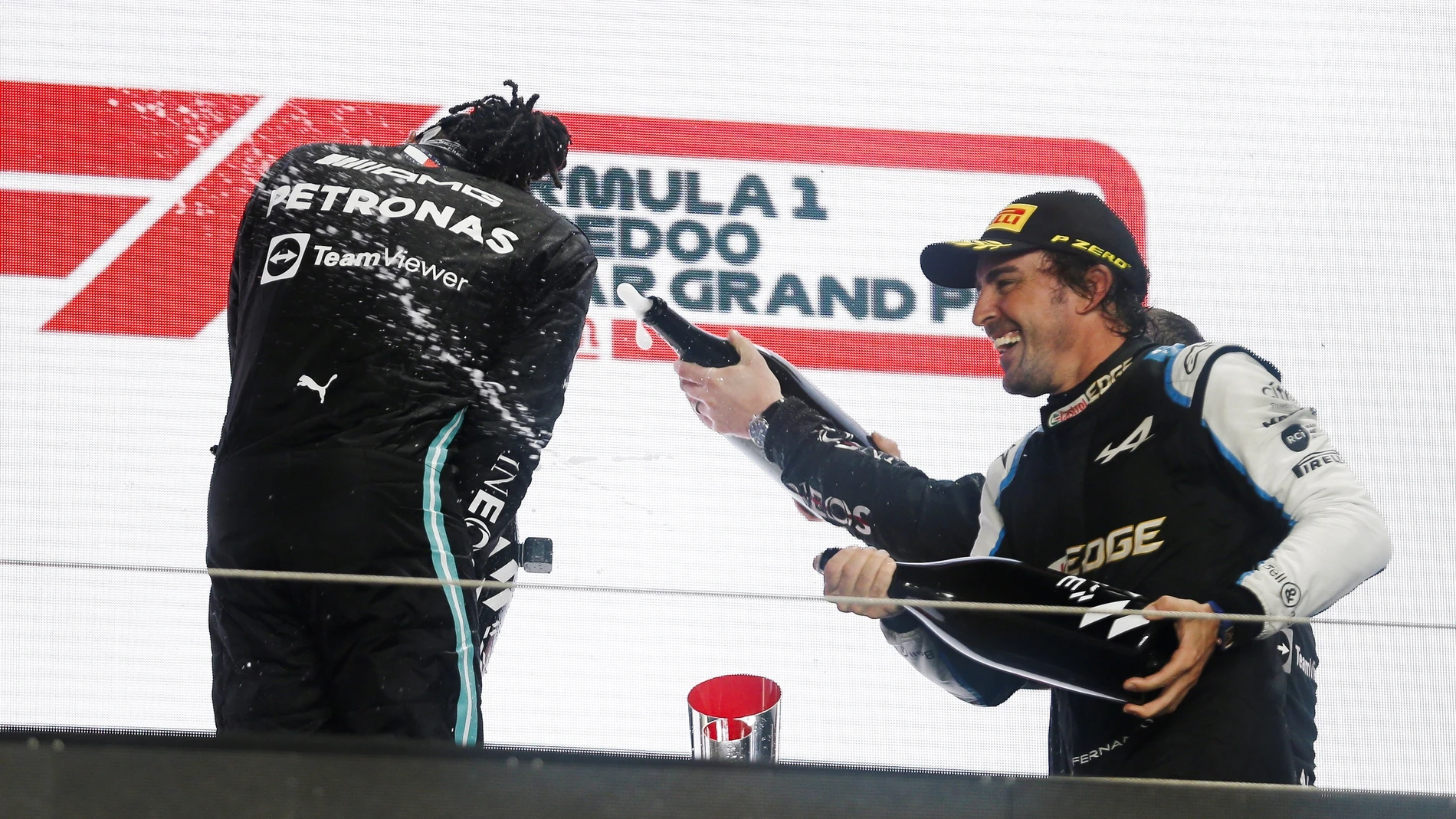 Fernando Alonso, en el podio del GP de Qatar 2021