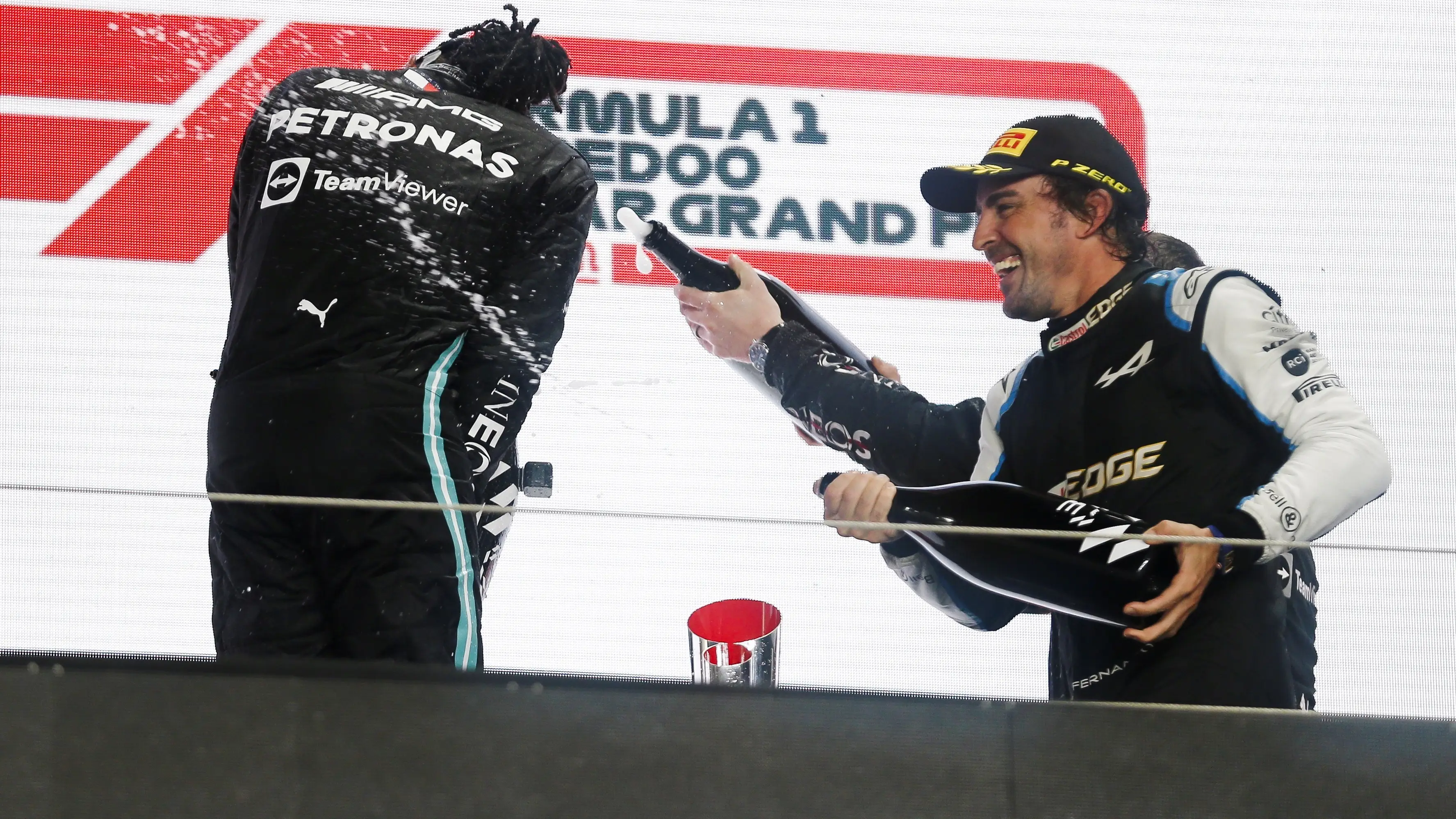 Fernando Alonso, en el podio del GP de Qatar 2021