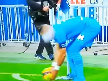 El salvaje botellazo a Payet que obligó a suspender el Lyon-Marsella de Ligue 1 El salvaje botellazo a Payet que obligó a suspender el Lyon-Marsella de Ligue 1
