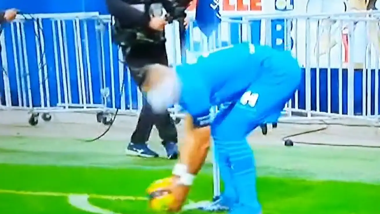 El salvaje botellazo a Payet que obligó a suspender el Lyon-Marsella de Ligue 1 El salvaje botellazo a Payet que obligó a suspender el Lyon-Marsella de Ligue 1