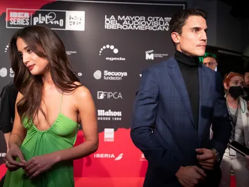 María Pedraza y Álex González presumen su amor en Disneyland París María Pedraza y Álex González presumen su amor en Disneyland París