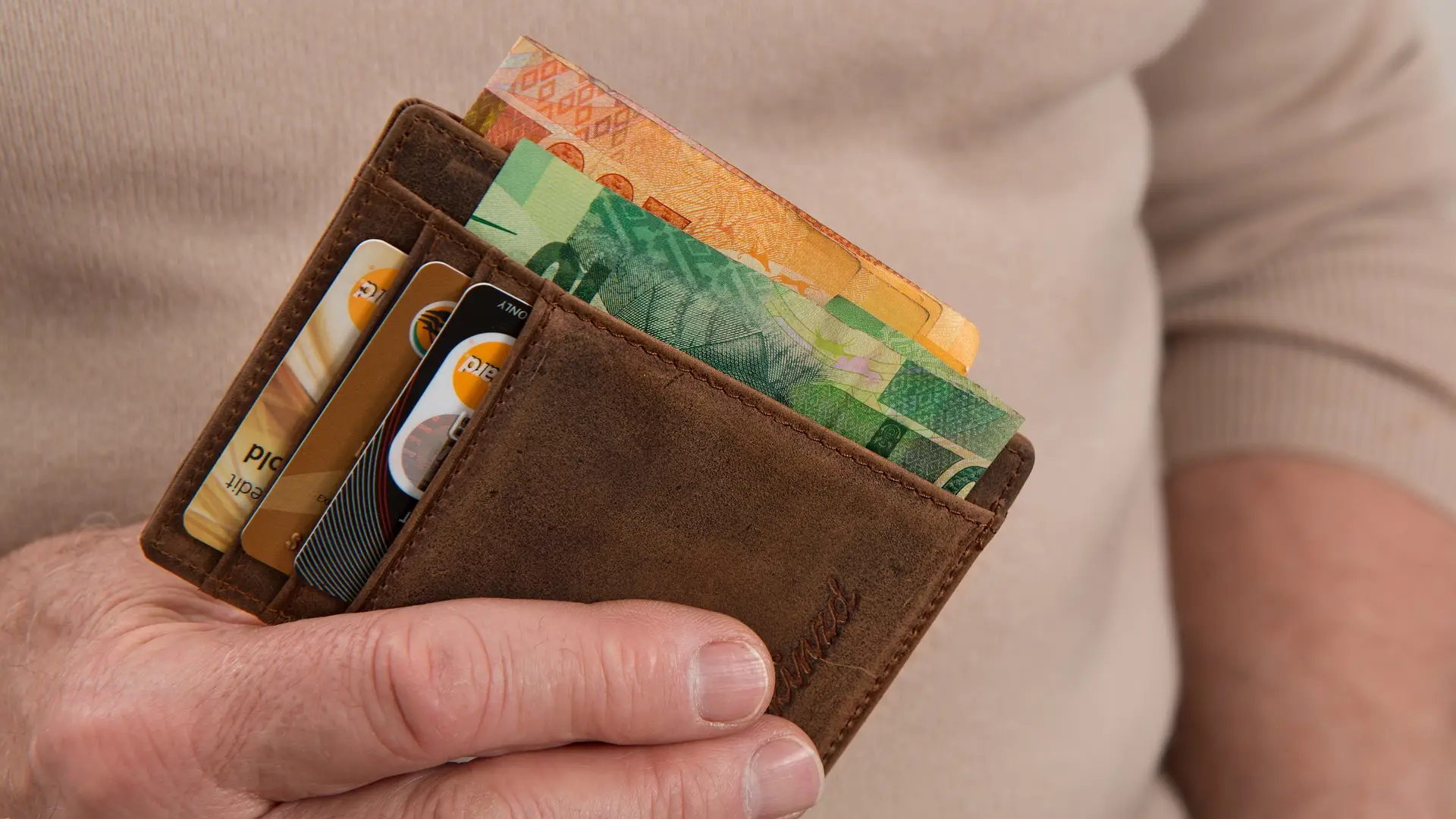 Cartera con billetes Cartera con billetes