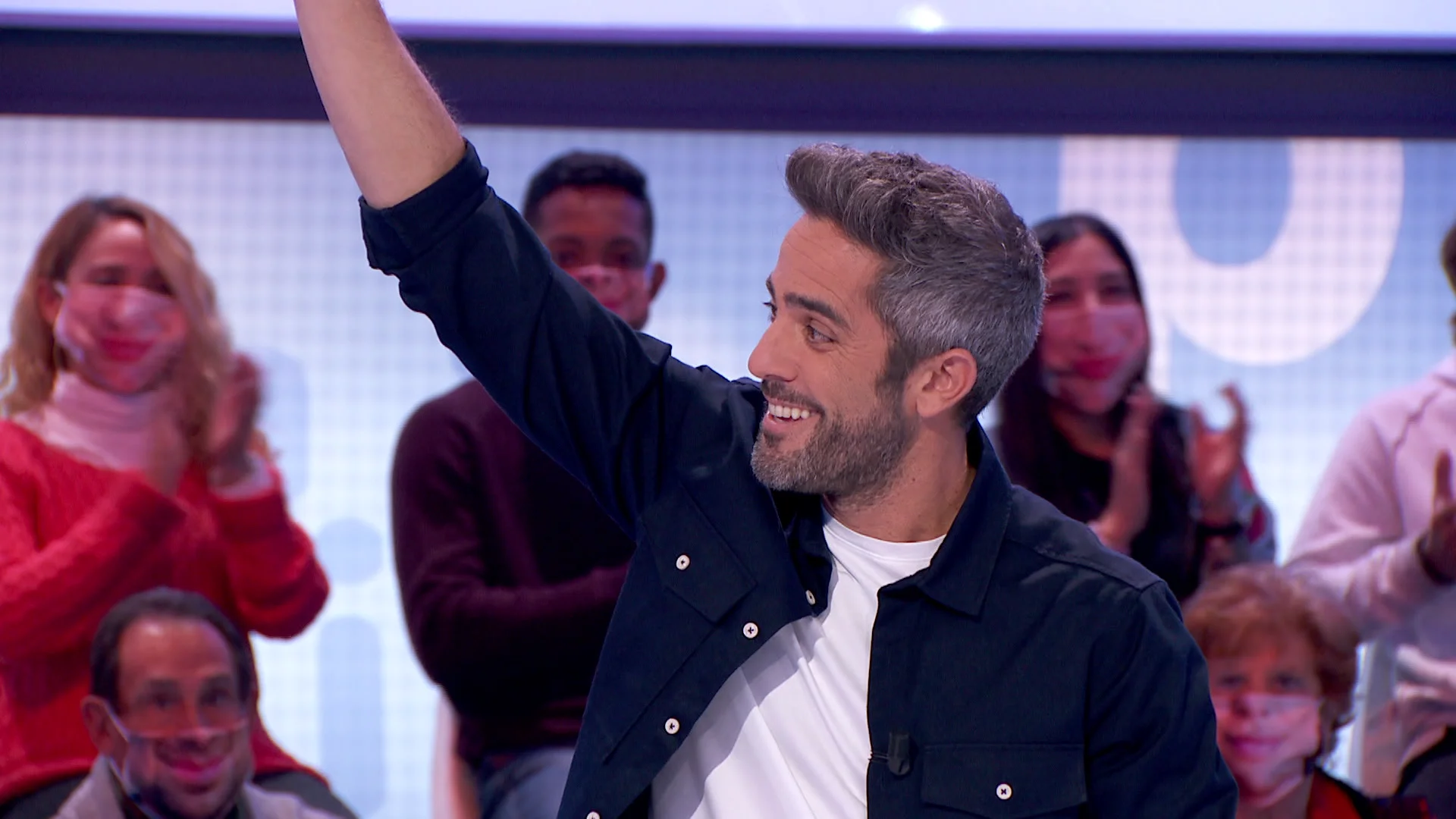 Manuel Martos se rinde ante la improvisaci&oacute;n de Roberto Leal en &lsquo;Pasapalabra&rsquo;