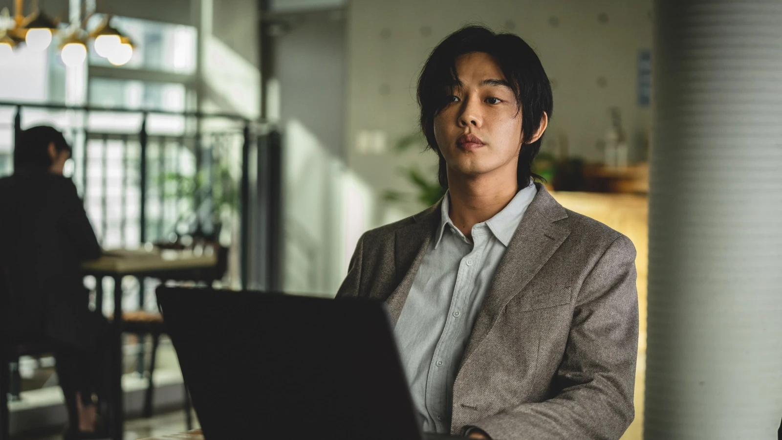 Yoo Ah-in es Jung Jin-soo en 'Rumbo al infierno' Yoo Ah-in es Jung Jin-soo en 'Rumbo al infierno'