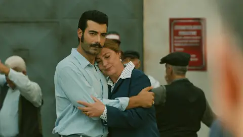 Demir sale de prisión ante la emoción de su madre: “Todo se ha terminado” Demir sale de prisión ante la emoción de su madre: “Todo se ha terminado”