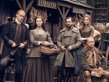 Sam Heughan, Caitriona Balfe, Richard Rankin, Sophie Skelton y John Bell en la temporada 6 de 'Outlander'