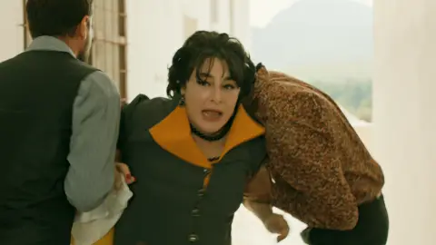 Fekeli defiende a Behice y evita que la secuestren Fekeli defiende a Behice y evita que la secuestren