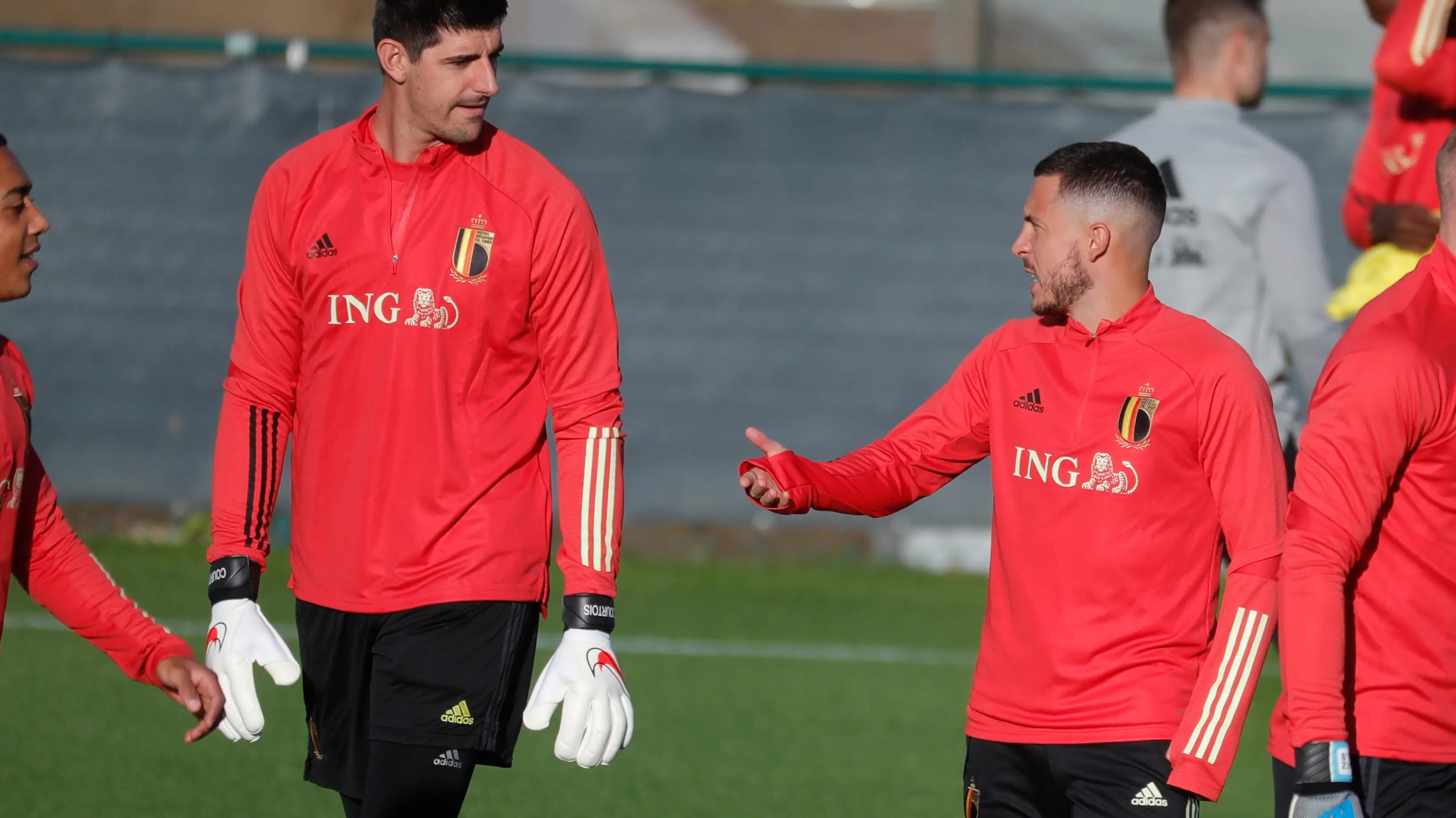 Thibaut Courtois y Eden Hazard en un entrenamiento de la selección belga Thibaut Courtois y Eden Hazard en un entrenamiento de la selección belga