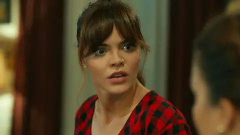 Züleyha intenta demostrar su inocencia tras las acusaciones de Hünkar Züleyha intenta demostrar su inocencia tras las acusaciones de Hünkar