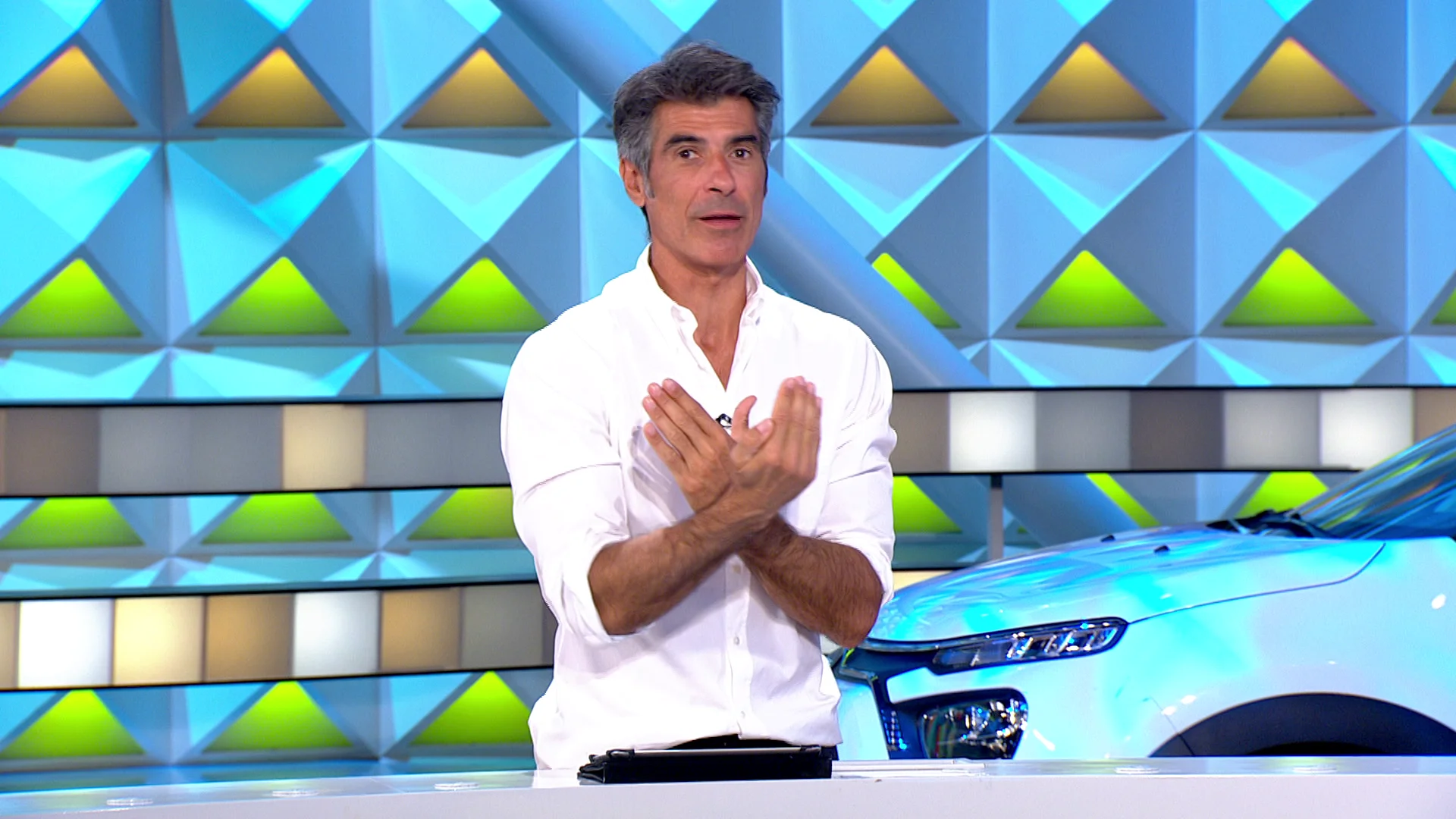Jorge Fernández abre debate: ¿Cuántas veces debemos saludar a una misma persona? Jorge Fernández abre debate: ¿Cuántas veces debemos saludar a una misma persona?