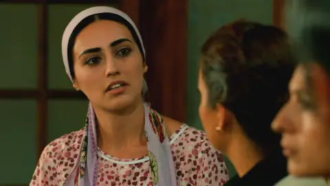 Gülten demuestra la inocencia de Züleyha ante Demir y Hünkar Gülten demuestra la inocencia de Züleyha ante Demir y Hünkar