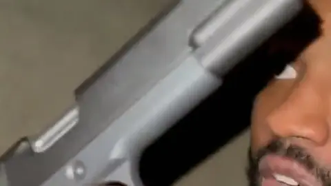 Everson Griffen, jugador de la NFL, sube un vídeo armado a las redes y asegurando que teme por su vida Everson Griffen, jugador de la NFL, sube un vídeo armado a las redes y asegurando que teme por su vida