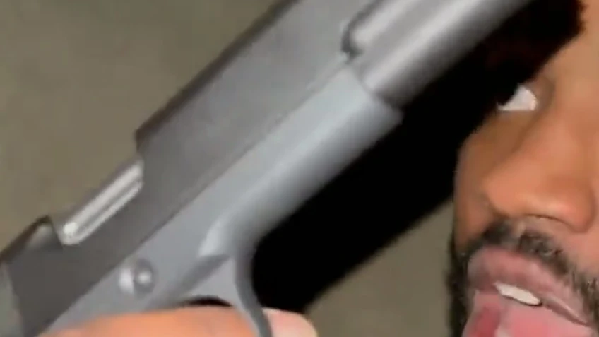 Everson Griffen, jugador de la NFL, sube un vídeo armado a las redes y asegurando que teme por su vida Everson Griffen, jugador de la NFL, sube un vídeo armado a las redes y asegurando que teme por su vida