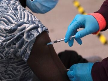 Un enfermero vacuna a una mujer contra la covid-19