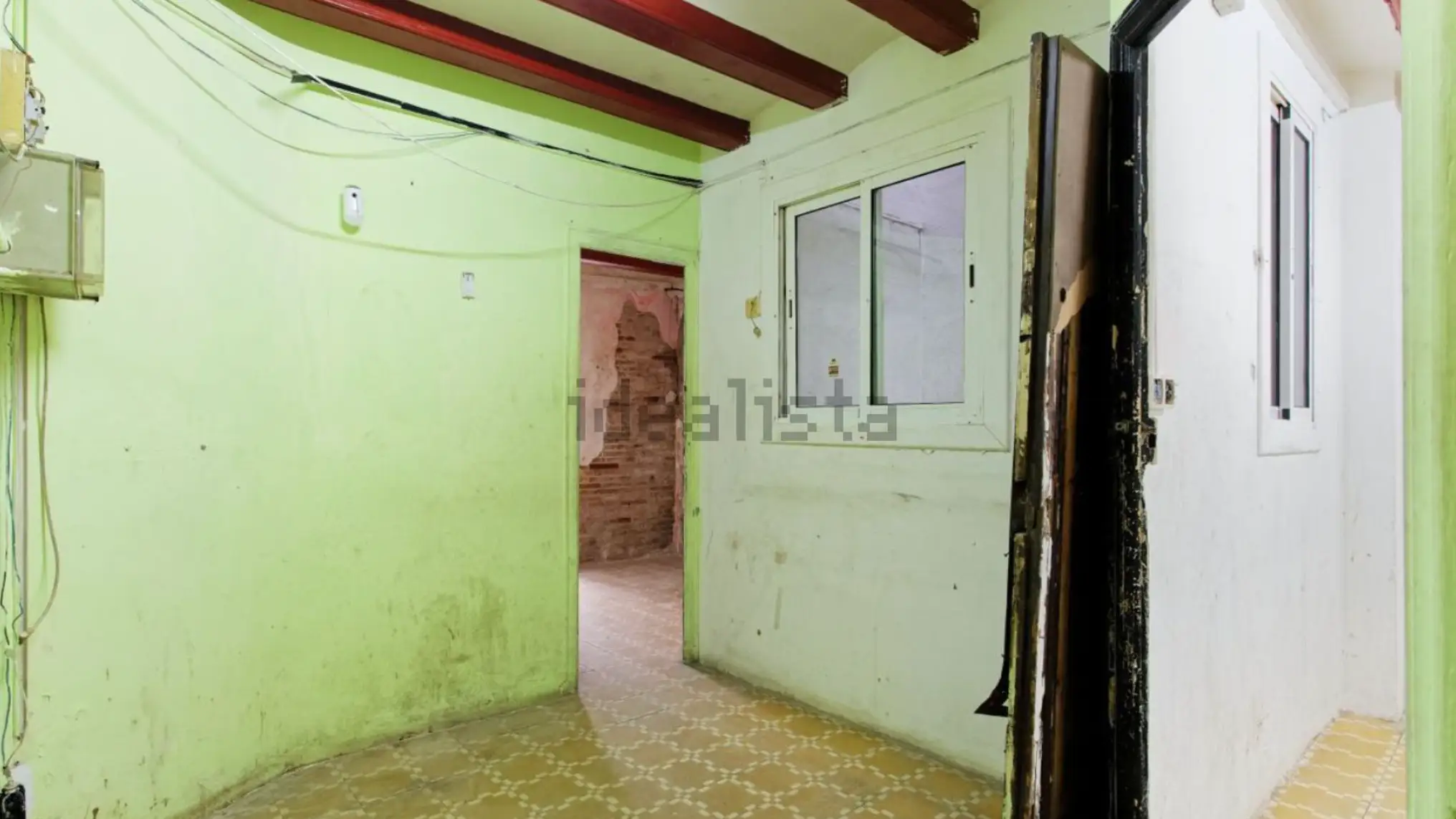 Una habitaci&oacute;n fluorescente y otras sin terminar, un piso de Idealista en Barcelona que causa terror