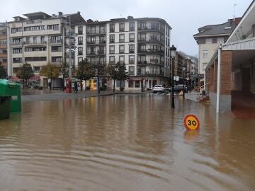 Una calle inundada en Arriondas, villa asturiana y capital del concejo de Parres, este miércoles.