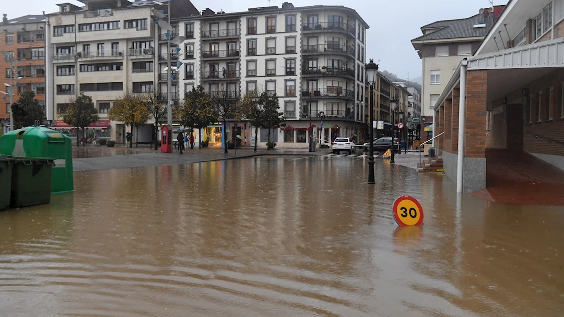 Una calle inundada en Arriondas, villa asturiana y capital del concejo de Parres, este miércoles.