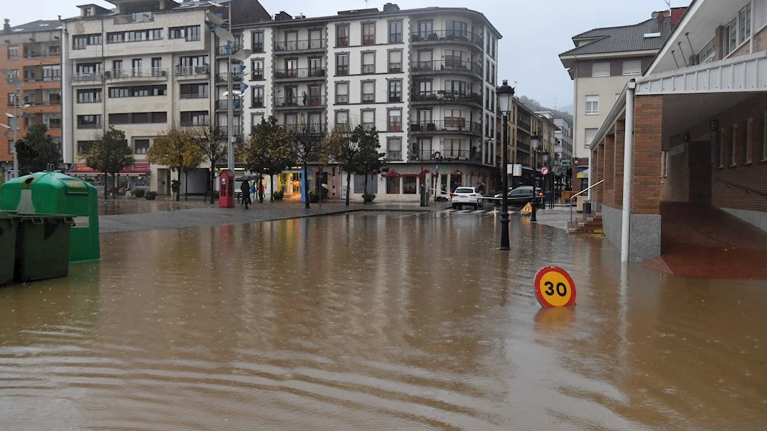 Una calle inundada en Arriondas, villa asturiana y capital del concejo de Parres, este miércoles. Una calle inundada en Arriondas, villa asturiana y capital del concejo de Parres, este miércoles.