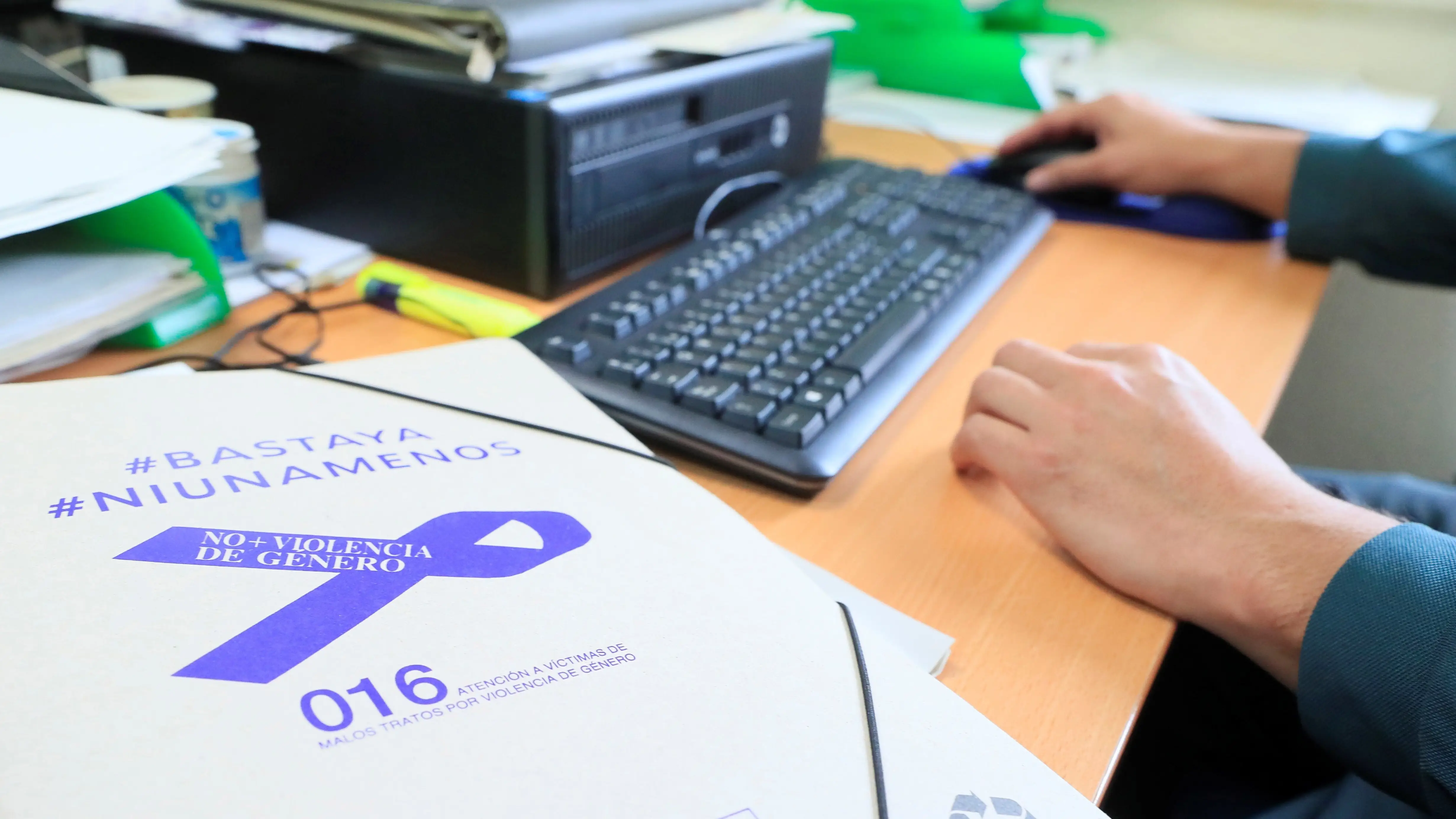 Efemérides de hoy 25 de noviembre de 2021. Carpeta con el teléfono de atención al maltrato 016 en la campaña #NiUnaMenos Efemérides de hoy 25 de noviembre de 2021. Carpeta con el teléfono de atención al maltrato 016 en la campaña #NiUnaMenos