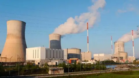 Foto de archivo de una central nuclear Foto de archivo de una central nuclear