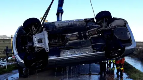 El milagroso rescate de un coche en Cullera El milagroso rescate de un coche en Cullera