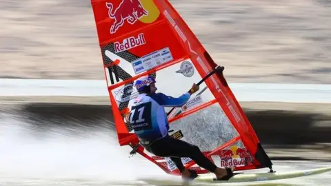 Björn Dunkerbeck establece un nuevo récord de velocidad en el windsurf a sus 52 años Björn Dunkerbeck establece un nuevo récord de velocidad en el windsurf a sus 52 años