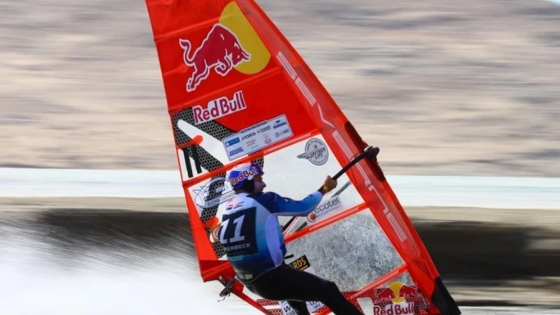 Björn Dunkerbeck establece un nuevo récord de velocidad en el windsurf a sus 52 años Björn Dunkerbeck establece un nuevo récord de velocidad en el windsurf a sus 52 años