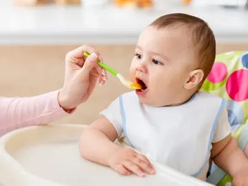 Bebé comiendo Bebé comiendo