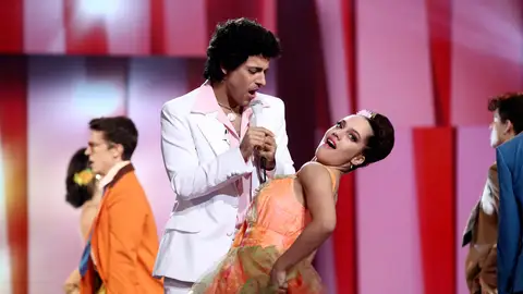 Agoney revive el baile de fin de curso americano de Frankie Valli en ‘Grease’ Agoney revive el baile de fin de curso americano de Frankie Valli en ‘Grease’