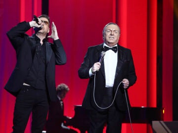 Los Morancos son Frank Sinatra y Bono en ‘I’ve got you under my skin’ 