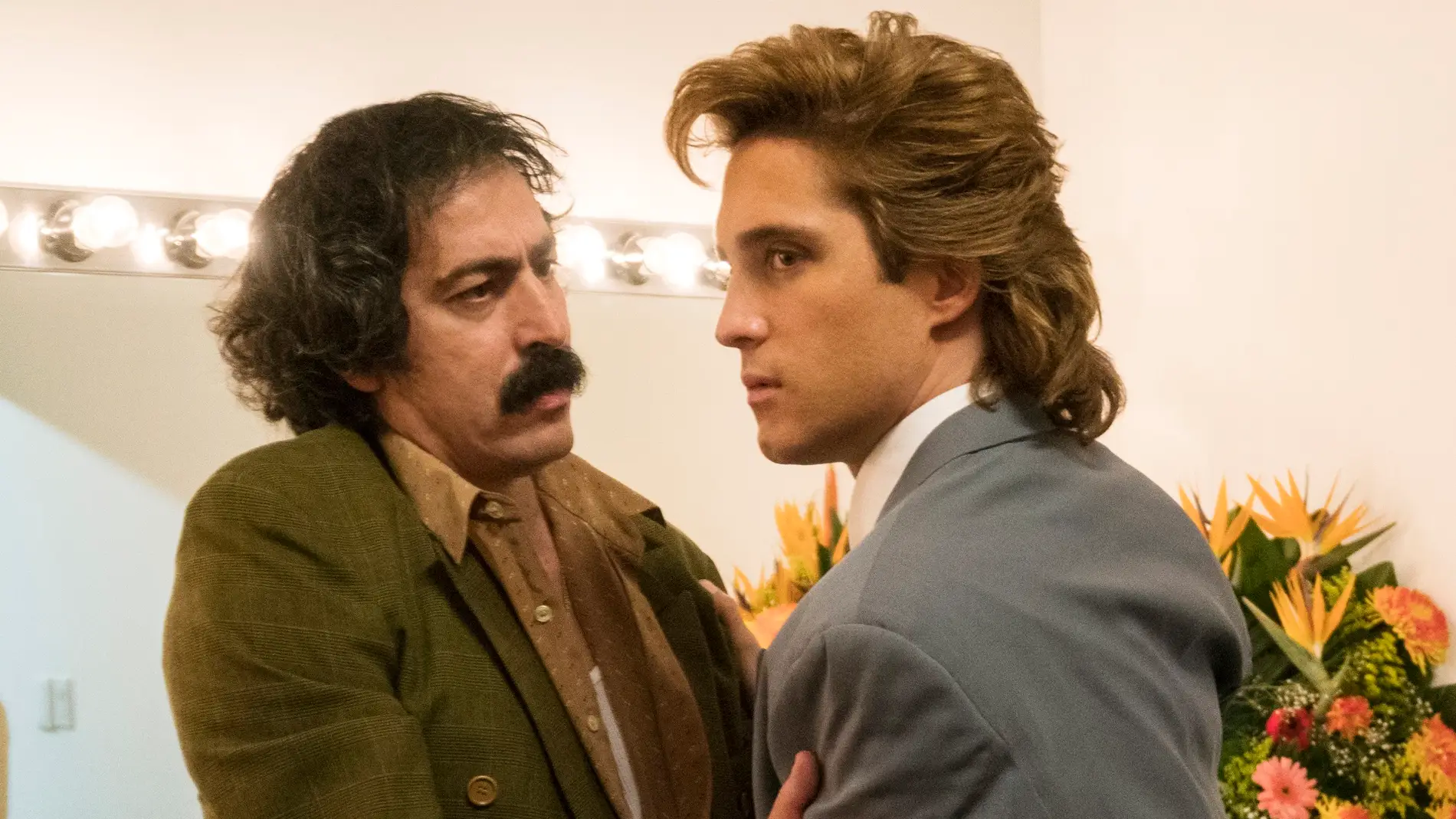 Martín Bello (Tío Tito) y Diego Boneta en 'Luis Miguel, la serie'