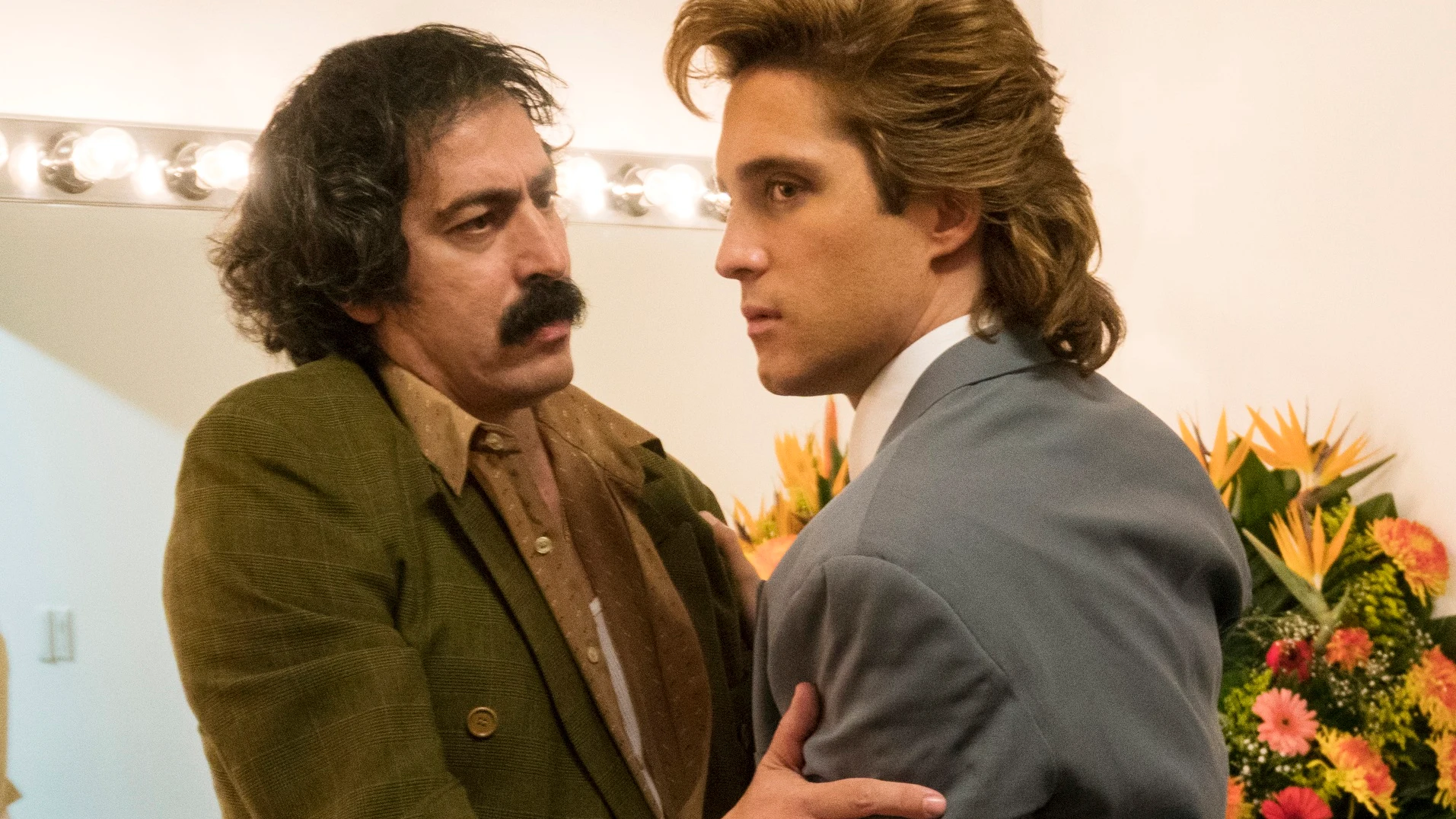 Martín Bello (Tío Tito) y Diego Boneta en 'Luis Miguel, la serie' Martín Bello (Tío Tito) y Diego Boneta en 'Luis Miguel, la serie'