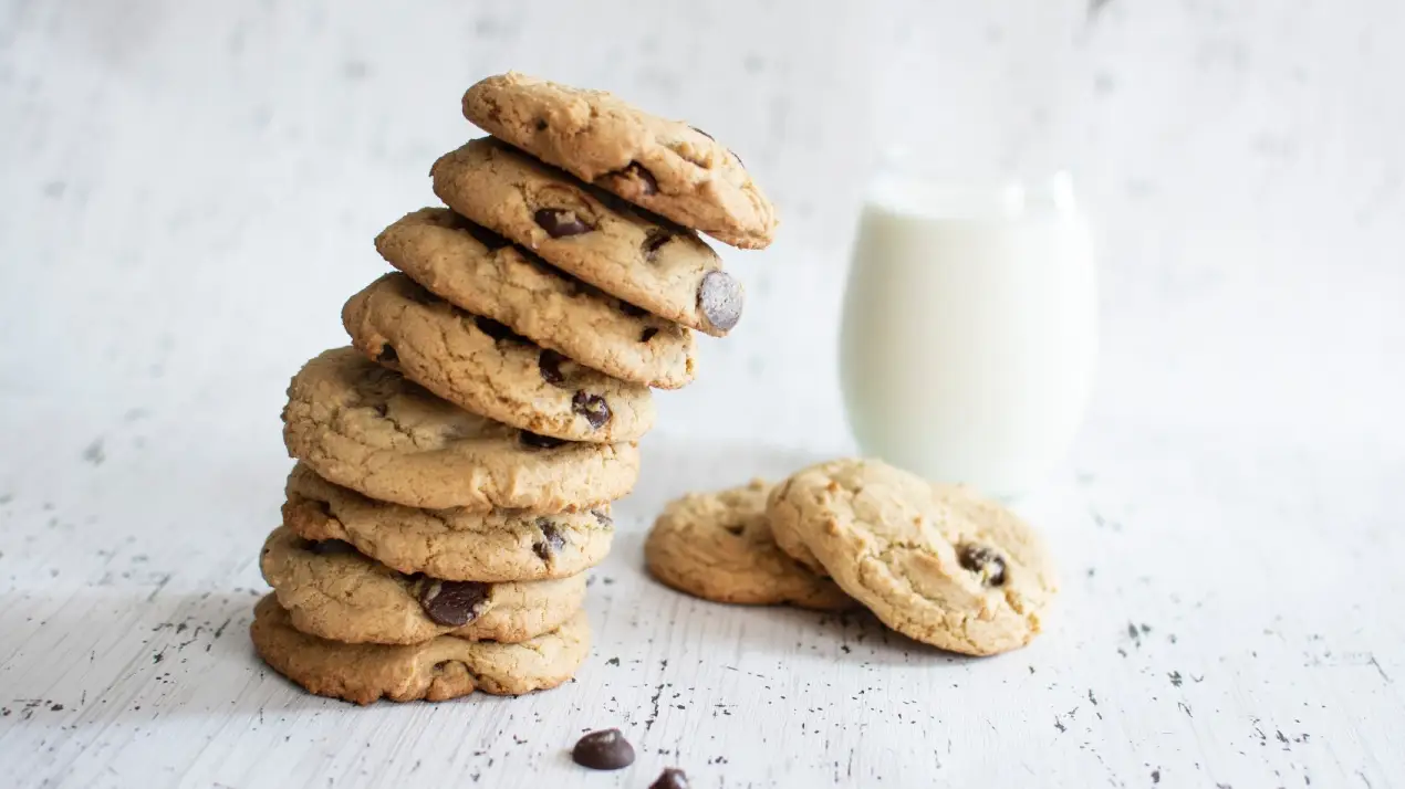 Imagen de archivo de galletas y un vaso de leche Imagen de archivo de galletas y un vaso de leche