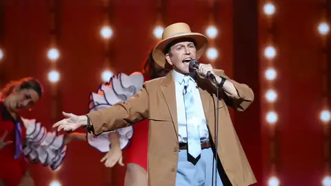 Loles León es ‘La colegiala’ de Gary Low Loles León es ‘La colegiala’ de Gary Low