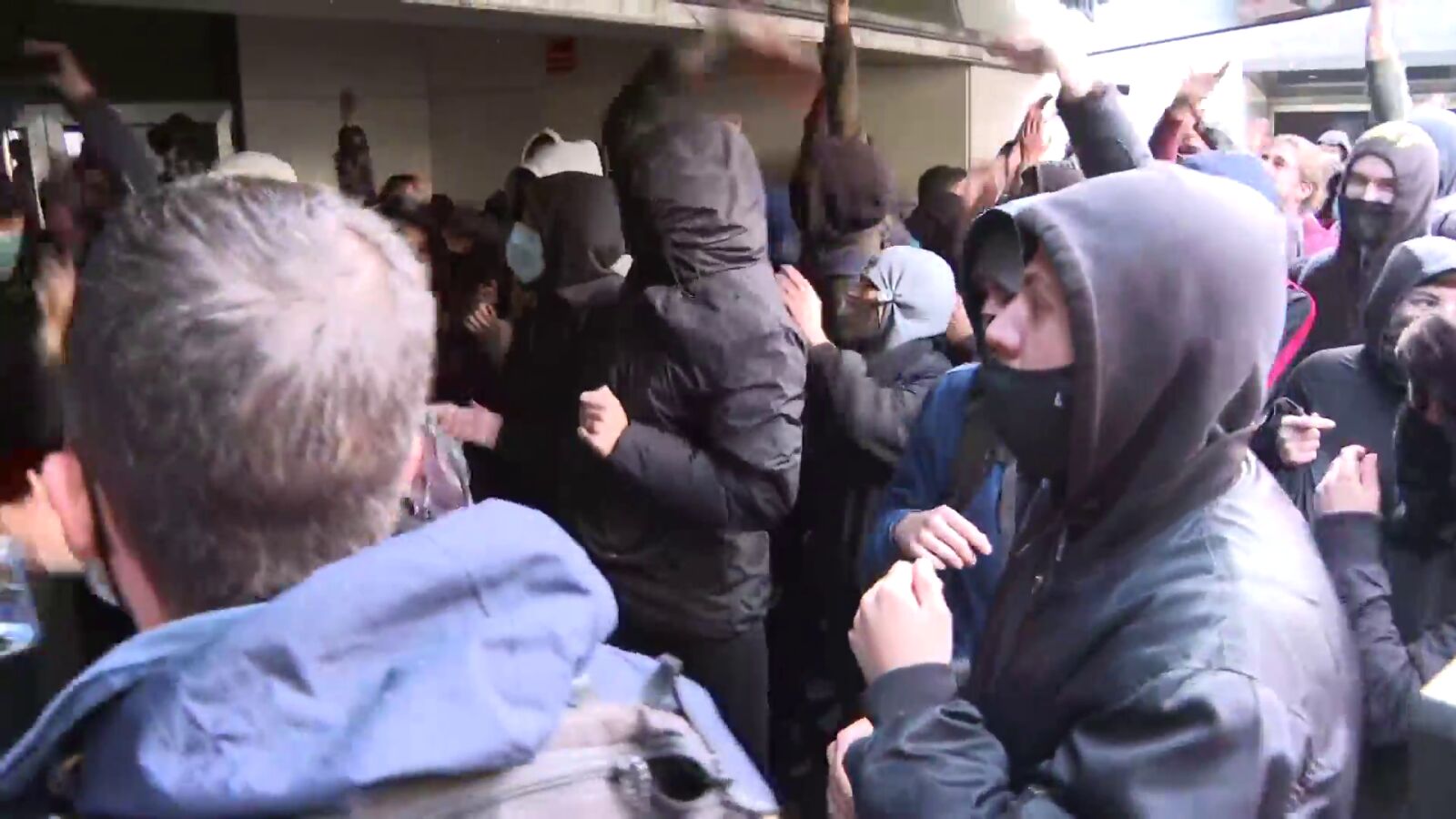 Fuertes disturbios entre Policía y manifestantes en un acto universitario en Barcelona