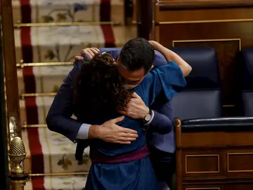 El presidente del Gobierno, Pedro Sánchez, saluda a la ministra de Hacienda, María Jesús Montero, durante el pleno celebrado este jueves en el Congreso. El Congreso de los Diputados ha aprobado este jueves el proyecto de Ley de Presupuestos Generales del Estado para 2022 con una amplia mayoría de 188 votos, con lo que repite los mismos apoyos que ya avalaron las cuentas de 2021 El presidente del Gobierno, Pedro Sánchez, saluda a la ministra de Hacienda, María Jesús Montero, durante el pleno celebrado este jueves en el Congreso. El Congreso de los Diputados ha aprobado este jueves el proyecto de Ley de Presupuestos Generales del Estado para 2022 con una amplia mayoría de 188 votos, con lo que repite los mismos apoyos que ya avalaron las cuentas de 2021